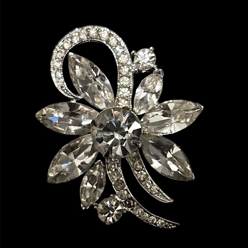 Elegant vintage Silver Floral Brooch